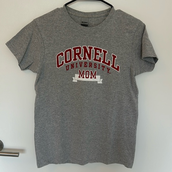 Gildan Tops - Cornell University Mom tshirt, Gildan